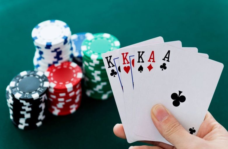 Poker Online dan Poker Konvensional
